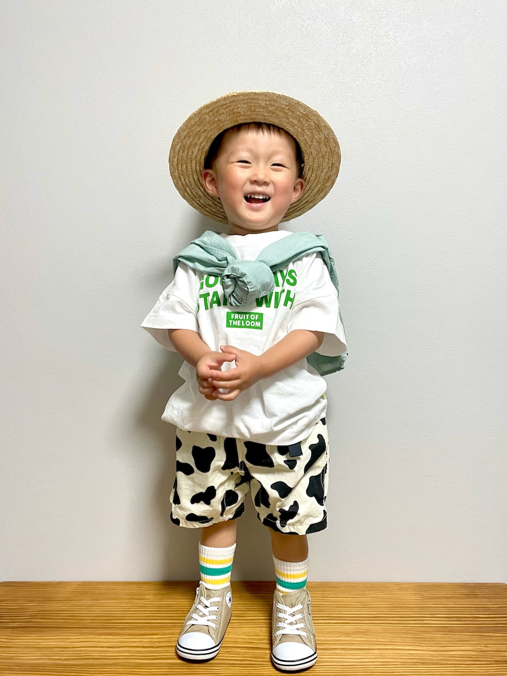 グリーン系のシャツ/ブラウス、ホワイト系のTシャツ/カットソー、ホワイト系のその他パンツを着用したキッズの夏コーディネートの2枚目の写真