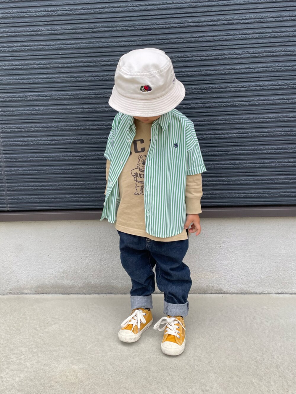 グリーン系のシャツ/ブラウス、ブルー系のデニムパンツ、イエロー系のスニーカーを着用したキッズの春コーディネートの3枚目の写真