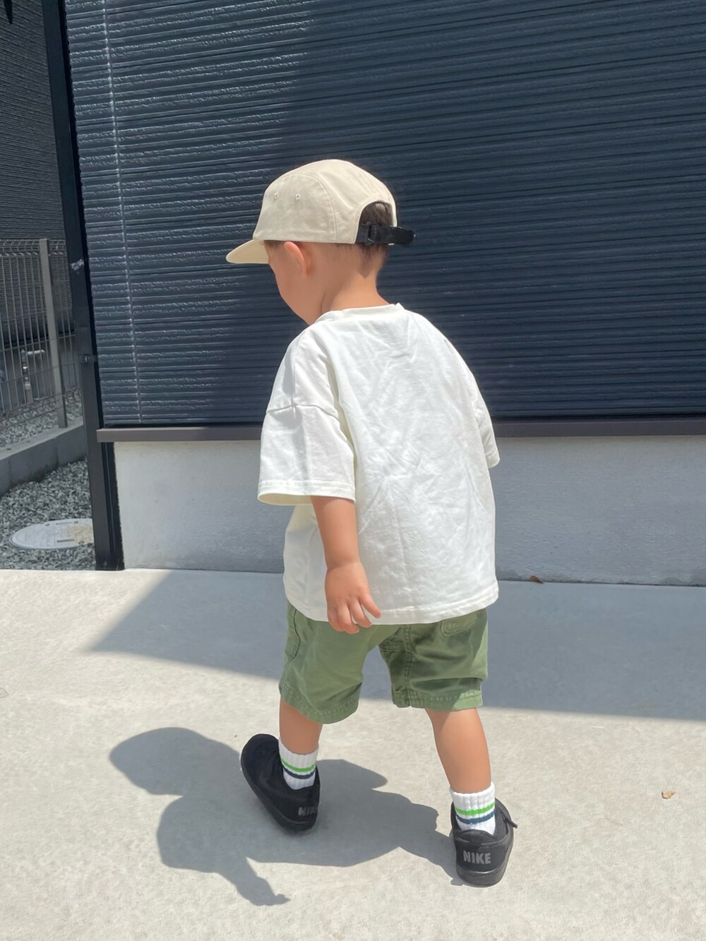 ホワイト系のTシャツ/カットソー、グリーン系のパンツ、ブラック系のスニーカーを着用したキッズの夏コーディネートの5枚目の写真