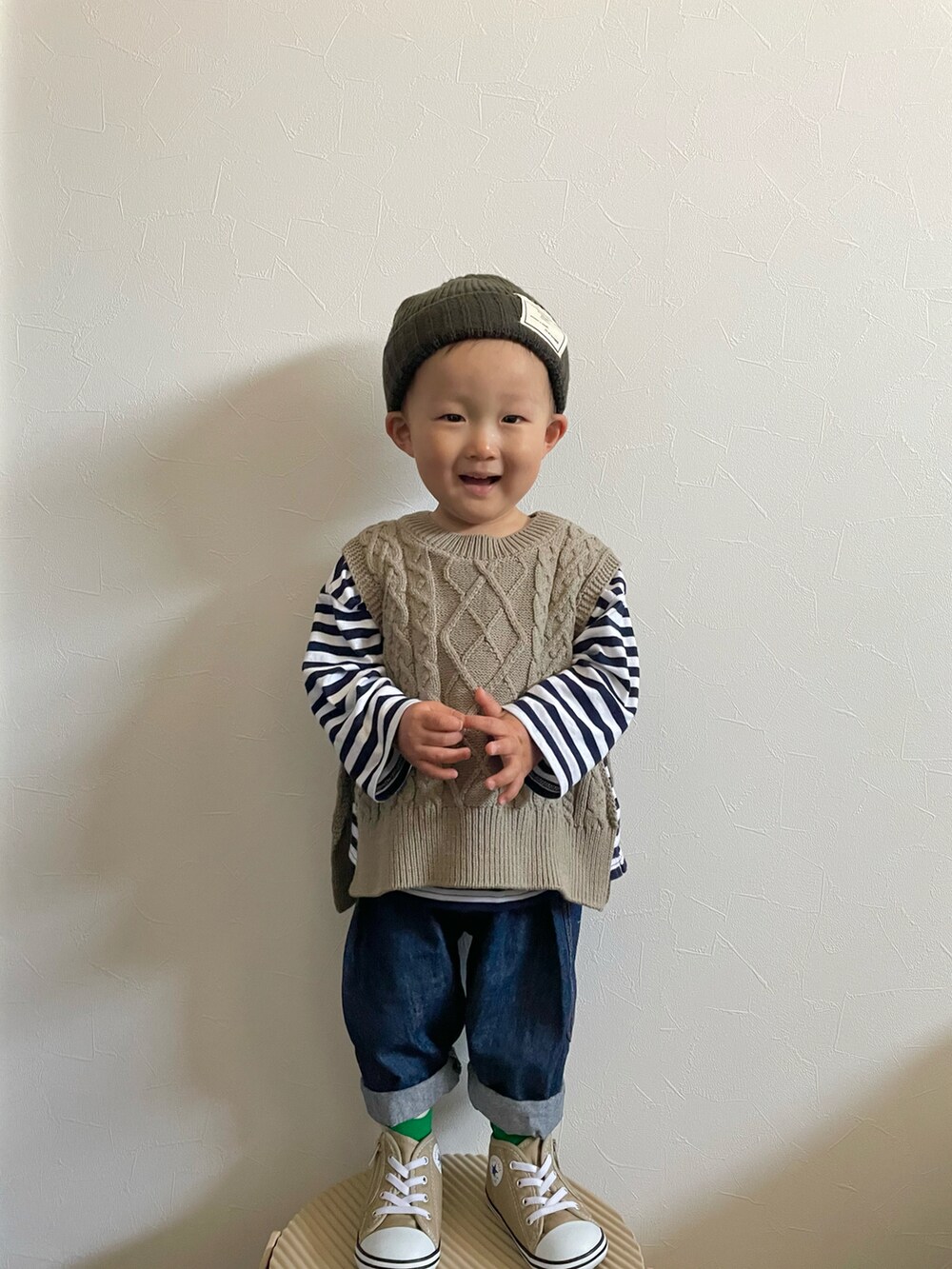 グリーン系のベスト、ブルー系のTシャツ/カットソー、その他のデニムパンツを着用したキッズの春コーディネートの3枚目の写真