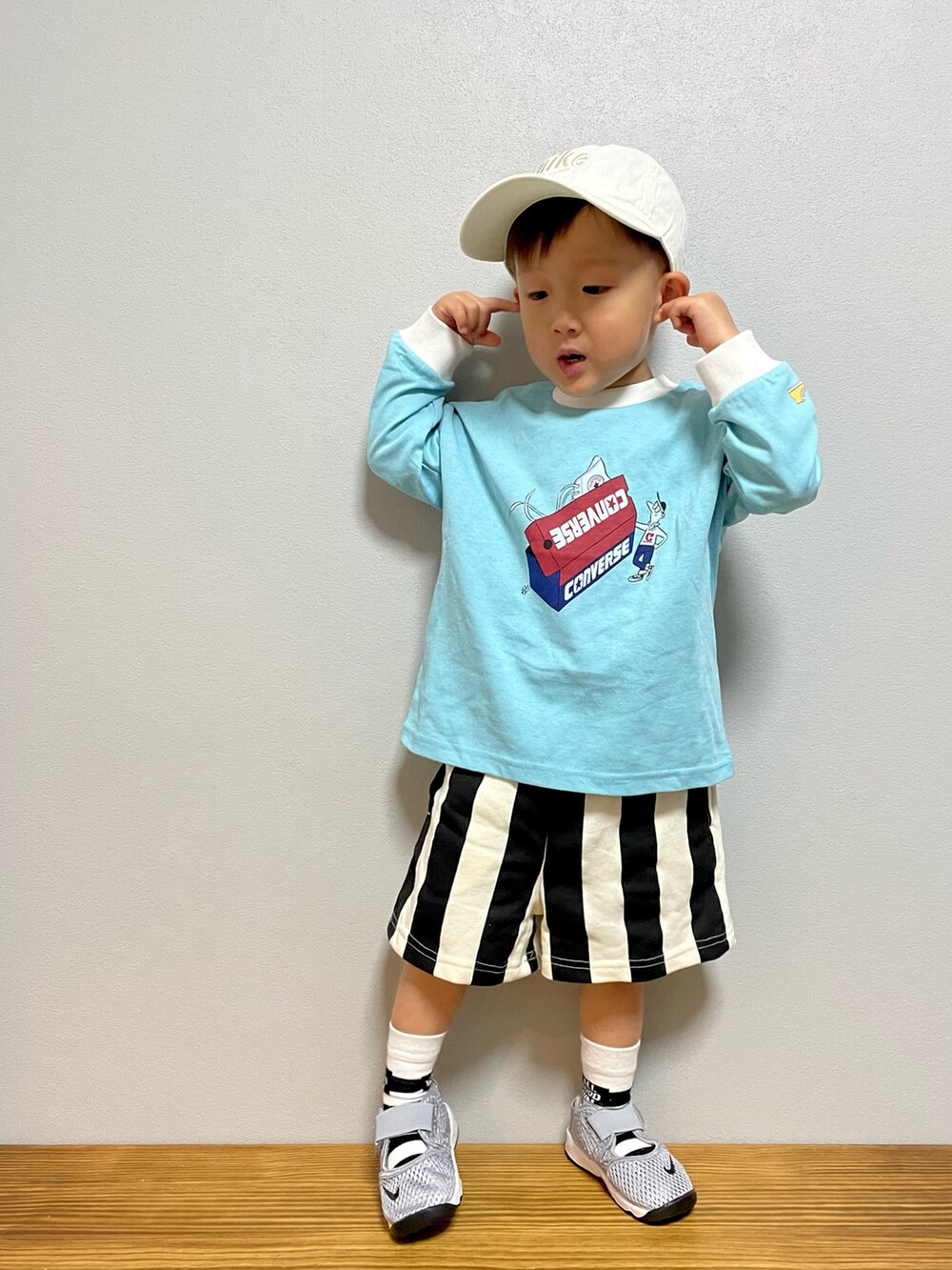 ブルー系のTシャツ/カットソー、ブラック系のその他パンツ、グレー系のスニーカーを着用したキッズの春コーディネートの2枚目の写真