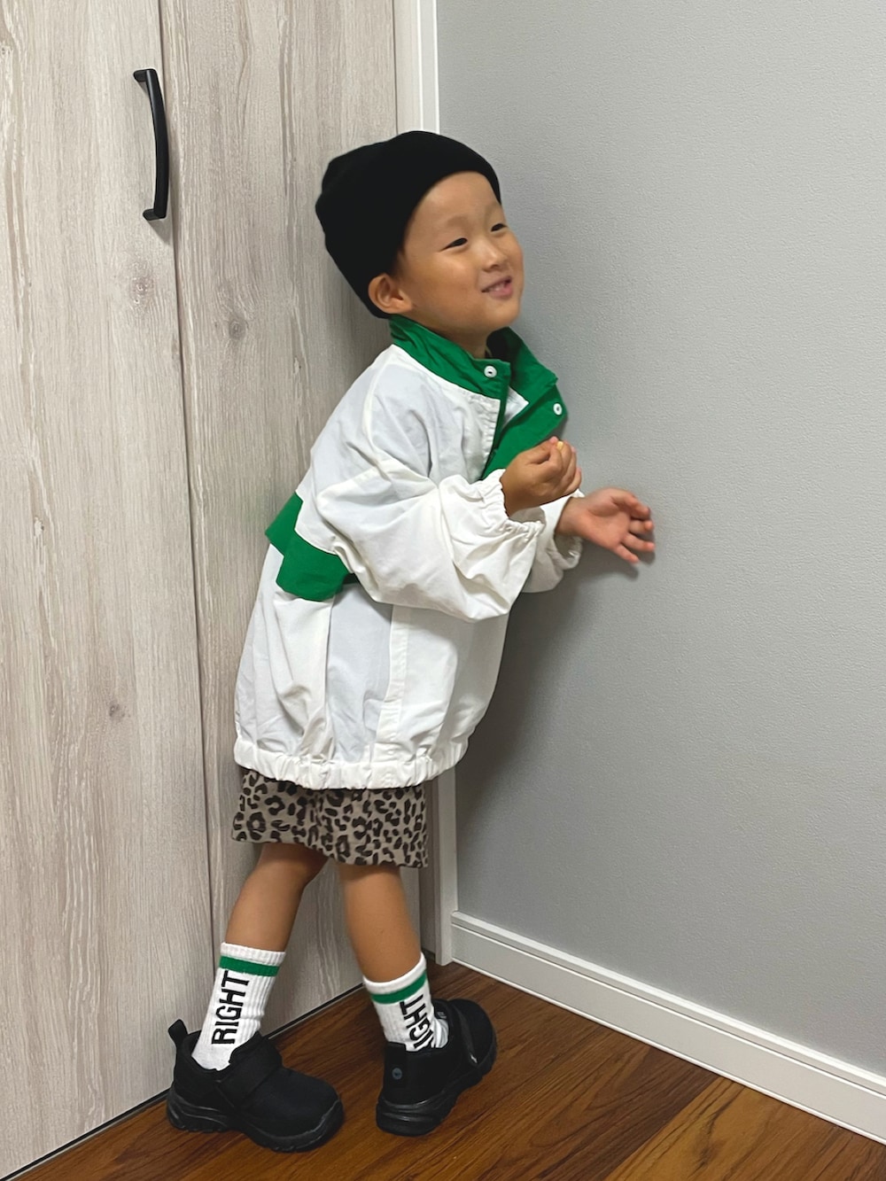 グリーン系のナイロンジャケット、その他のその他パンツ、ブラック系のスニーカーを着用したキッズの秋コーディネートの2枚目の写真