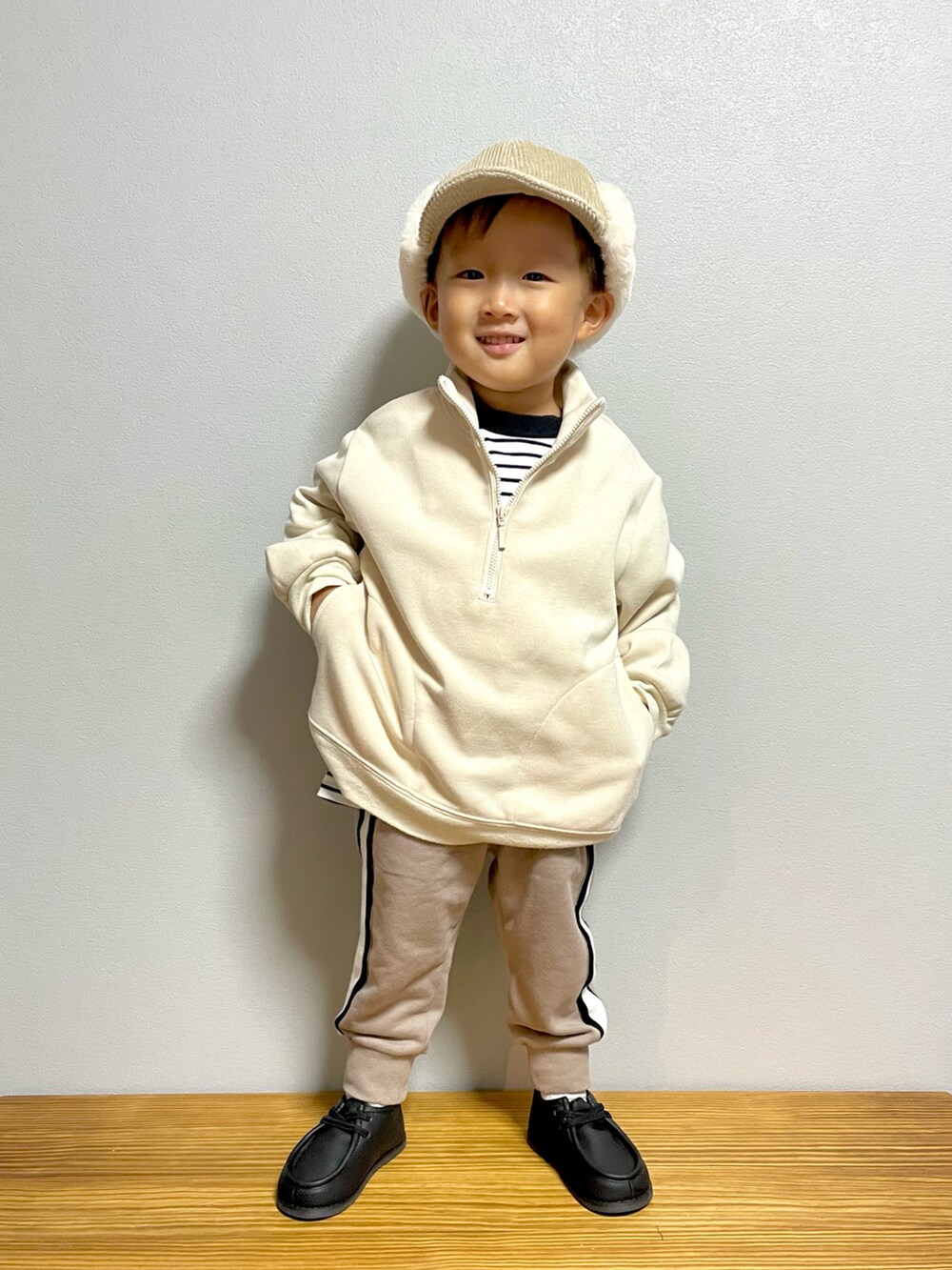 ホワイト系のスウェット、ブラック系のTシャツ/カットソー、ベージュ系のその他パンツを着用したキッズの秋コーディネートの4枚目の写真