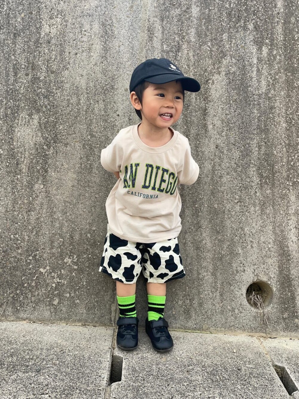 グレー系のTシャツ/カットソー、ホワイト系のその他パンツ、ブラック系のスニーカーを着用したキッズの夏コーディネートの3枚目の写真