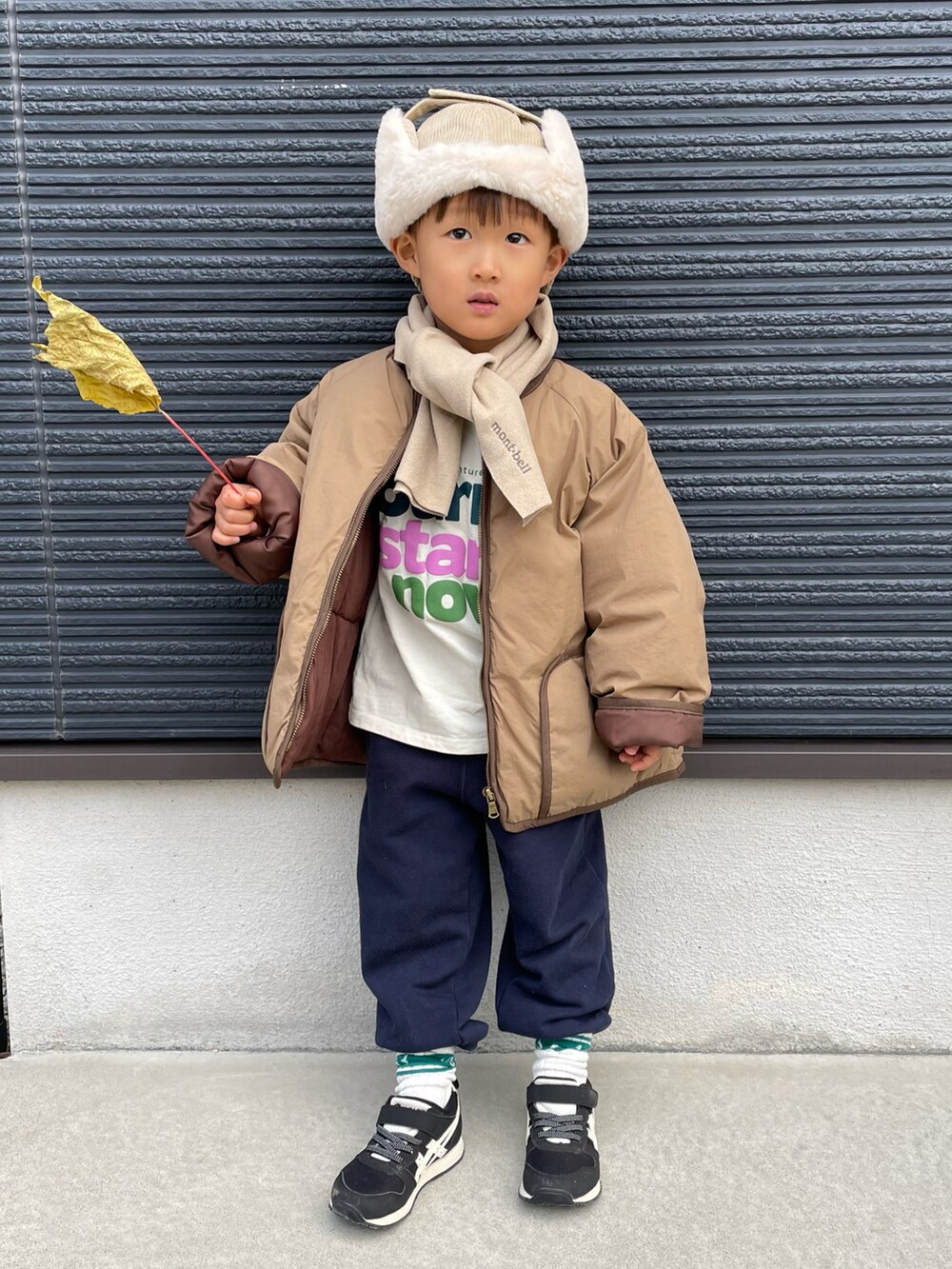 その他のTシャツ/カットソー、ブラウン系のノーカラージャケット、ブルー系のスウェットパンツを着用したキッズの冬コーディネートの3枚目の写真