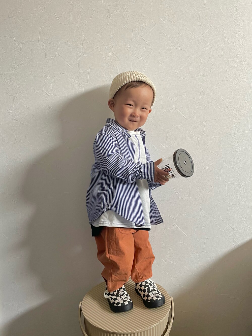 ブラック系のTシャツ/カットソー、ホワイト系のTシャツ/カットソー、オレンジ系のパンツを着用したキッズの春コーディネートの5枚目の写真