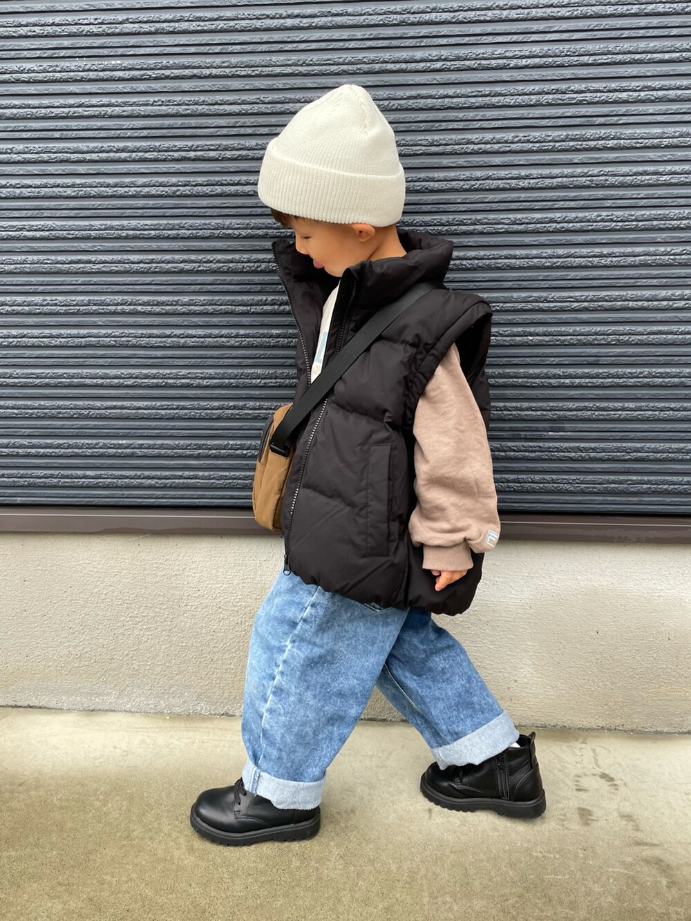 ブラック系のブルゾン、その他のスウェット、ブラウン系のショルダーバッグを着用したキッズの秋コーディネートの4枚目の写真