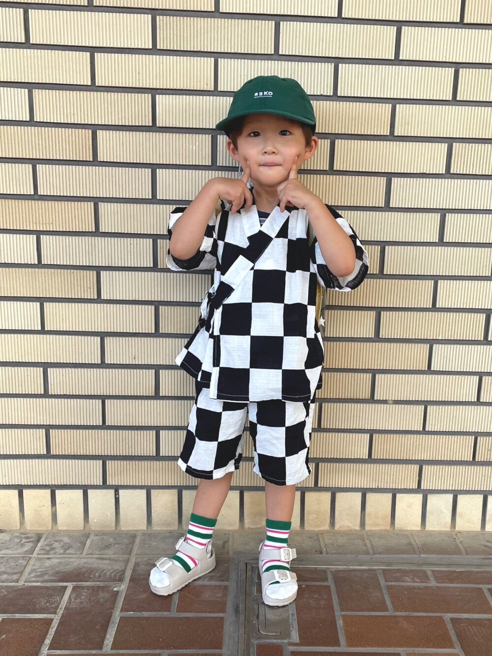 ベージュ系のサンダル、グリーン系のキャップ、その他の浴衣を着用したキッズの夏コーディネートの2枚目の写真