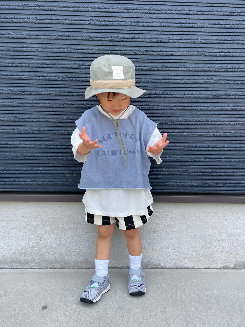 ブルー系のTシャツ/カットソー、ホワイト系のTシャツ/カットソー、ブラック系のその他パンツを着用したキッズの春コーディネートの2枚目の写真