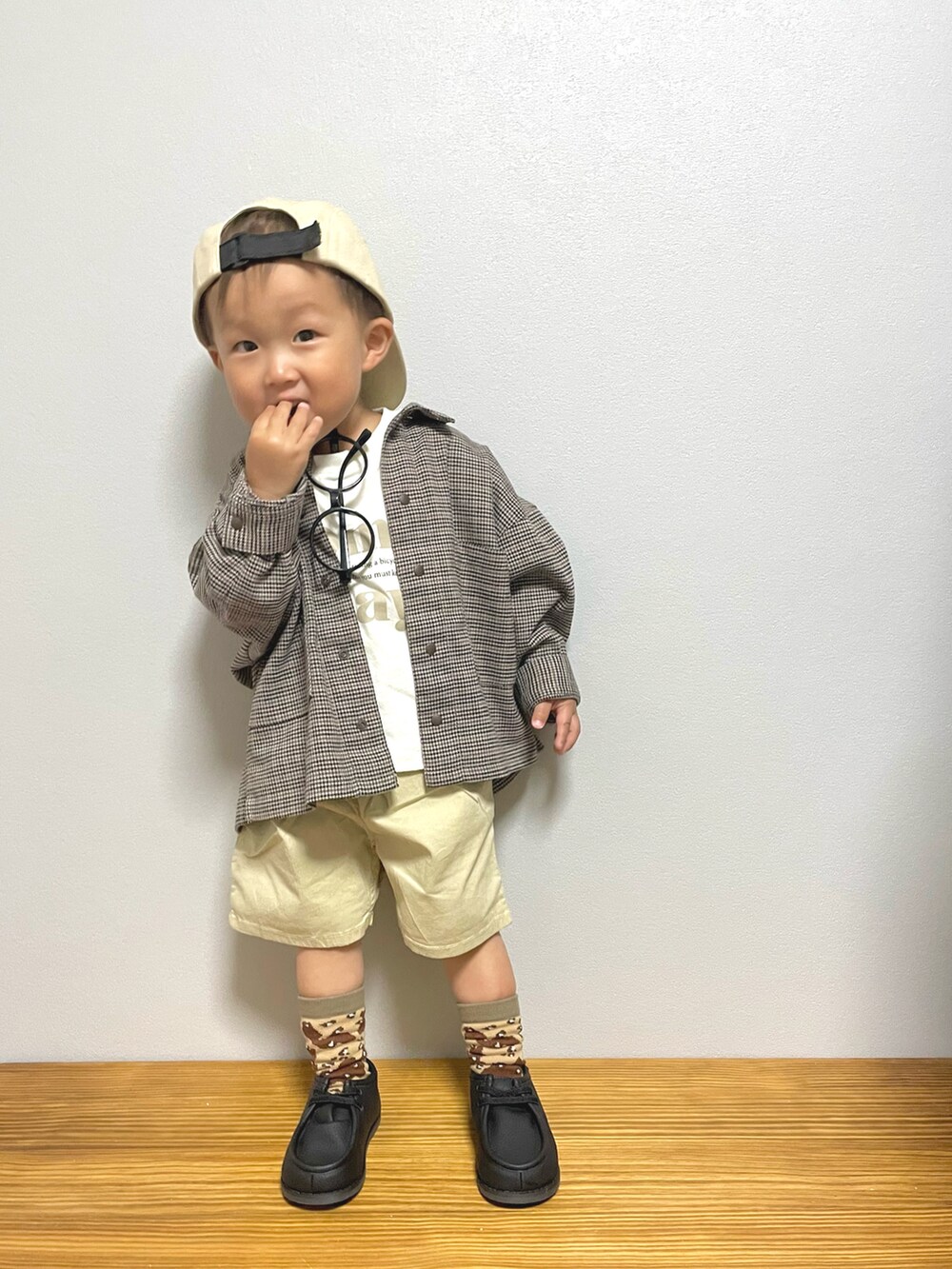 「FUDGE KIDSのトラッドスタイル、キャップ、ジャケット、ハーフパンツ、モカシン、男の子コーデ、カジュアル、春夏コーデ、お出かけコーデ、休日スタイル、ストリート、ビッグシルエット、カジュアルコーデ」|「西松屋のアイテム(キャップ、ベージュ系)」を使った、OTO ☺︎ RIRIさん(キッズ・80cm)の春コーディネートの2枚目の写真