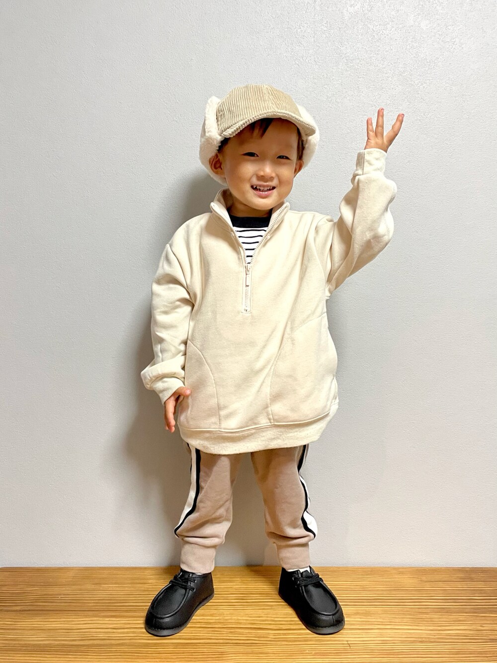 ホワイト系のスウェット、ブラック系のTシャツ/カットソー、ベージュ系のその他パンツを着用したキッズの秋コーディネートの3枚目の写真