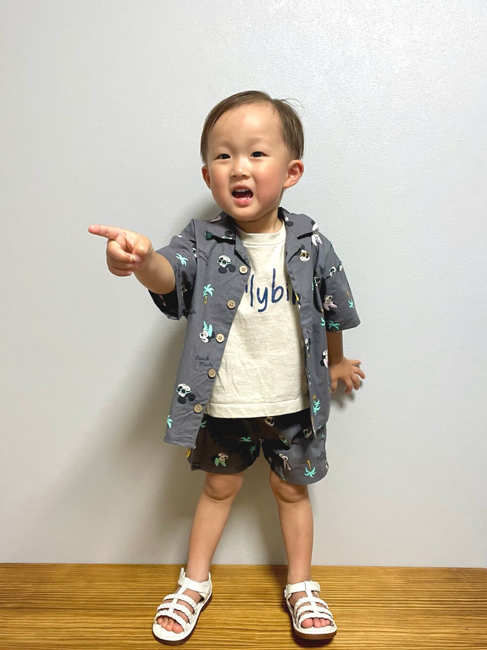 「セットアップ、プチプラ、夏コーデ、アロハシャツ、シャツスタイル、サンダル、Tシャツ、休日スタイル」｜「pairmanonの【プレミアムコットン100%】【かぞくおそろい】オリジナルシンプルロゴ  プリント半袖Tシャツ（Tシャツ/カットソー、その他）」を使った、ＯＴＯ ☺︎ ‬ＲＩＲＩさん（キッズ・80cm）の夏コーディネートの3枚目の写真