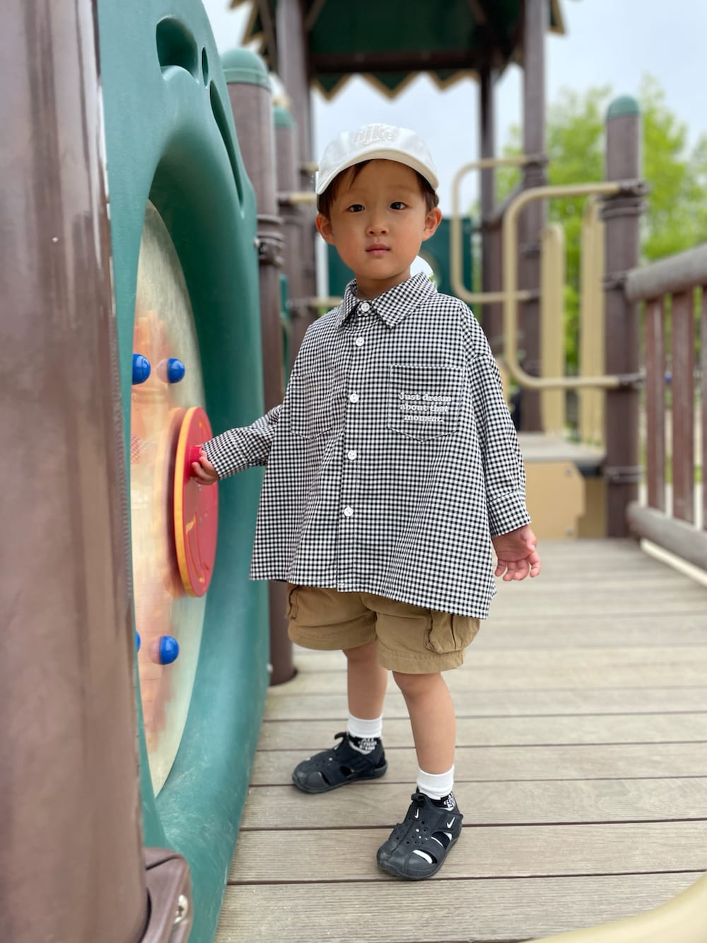 ブルー系のTシャツ/カットソー、ブラック系のシャツ/ブラウス、ベージュ系のその他パンツを着用したキッズの春コーディネートの4枚目の写真