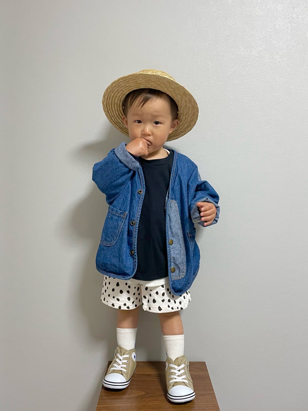 ブラック系のTシャツ/カットソー、ブルー系のデニムジャケット、ホワイト系のタンクトップを着用したキッズの春コーディネートの2枚目の写真