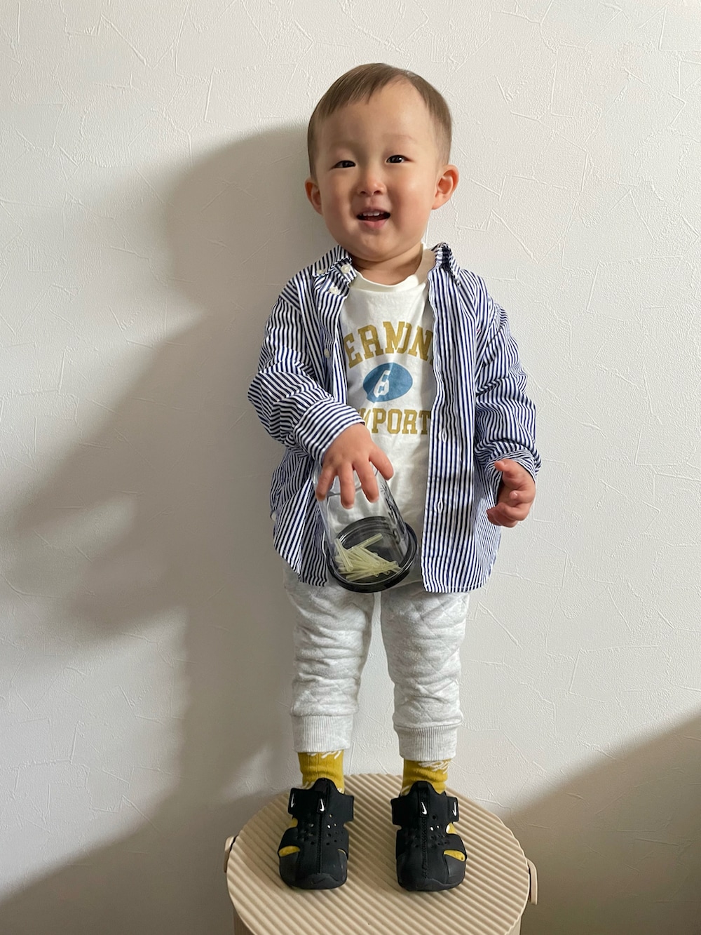 ブルー系のシャツ/ブラウス、ホワイト系のTシャツ/カットソー、ホワイト系のその他パンツを着用したキッズの春コーディネートの4枚目の写真