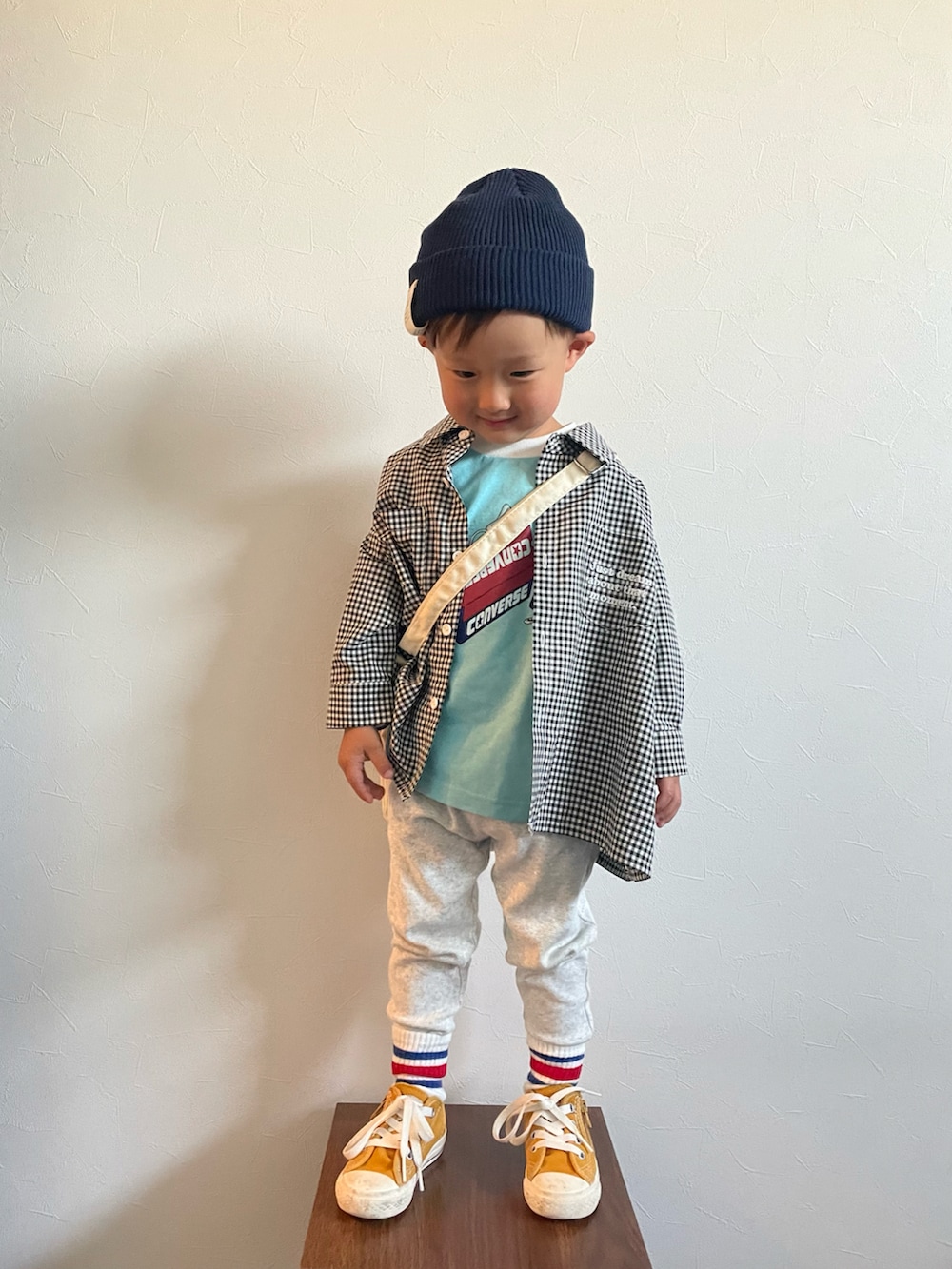 ブルー系のTシャツ/カットソー、ブラック系のシャツ/ブラウス、ホワイト系のその他パンツを着用したキッズの春コーディネートの2枚目の写真