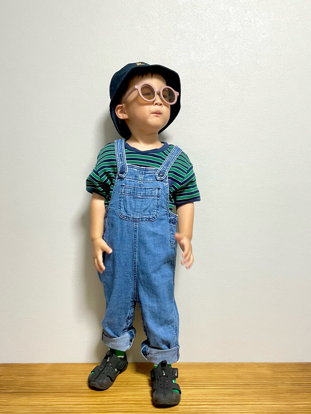 グリーン系のTシャツ/カットソー、ブルー系のサロペット/オーバーオール、ブラック系のサンダルを着用したキッズの夏コーディネートの5枚目の写真