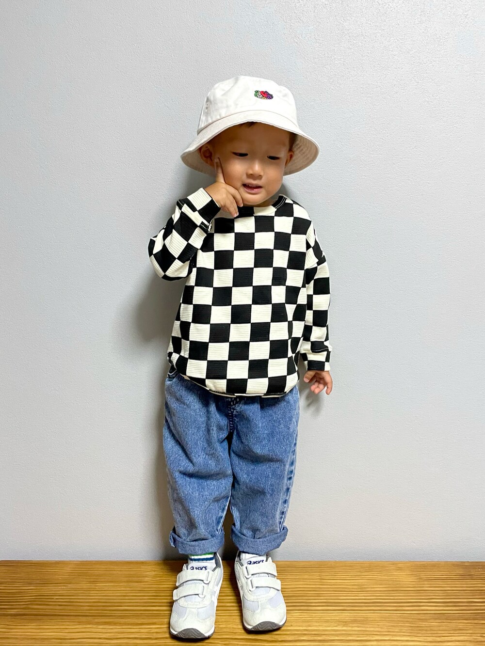 ブラック系のTシャツ/カットソー、ブルー系のデニムパンツ、グレー系のスニーカーを着用したキッズの秋コーディネートの4枚目の写真