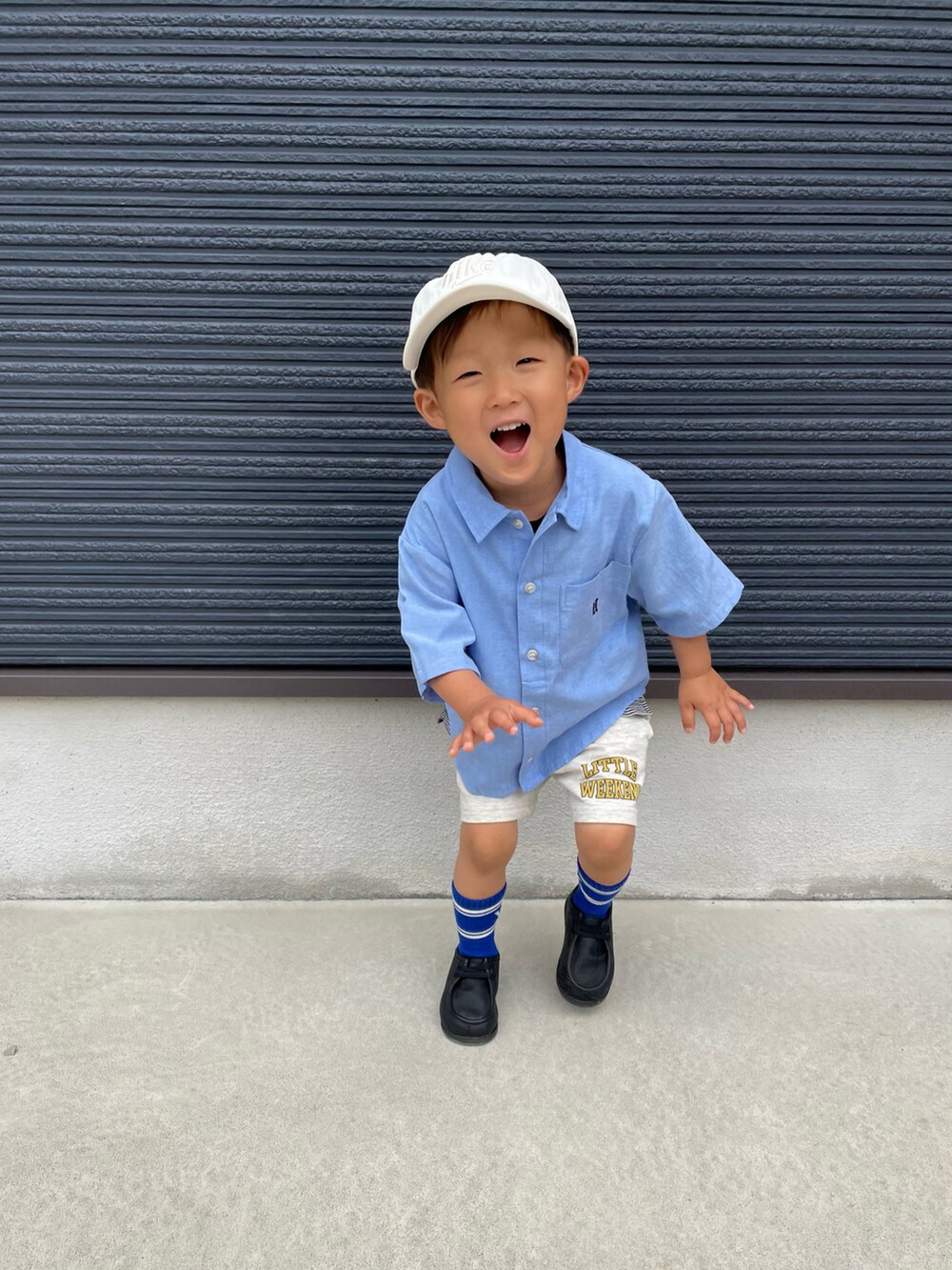 ブルー系のシャツ/ブラウス、ホワイト系のセットアップ、ブラック系のブーツを着用したキッズの夏コーディネートの4枚目の写真