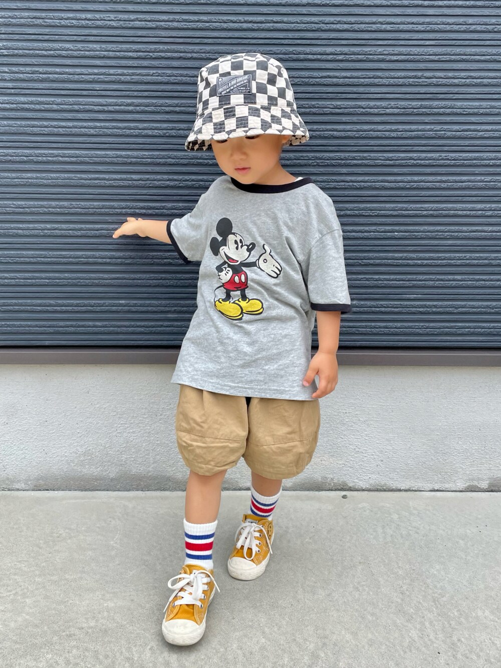 グレー系のTシャツ/カットソー、ベージュ系のその他パンツ、イエロー系のスニーカーを着用したキッズの夏コーディネートの3枚目の写真