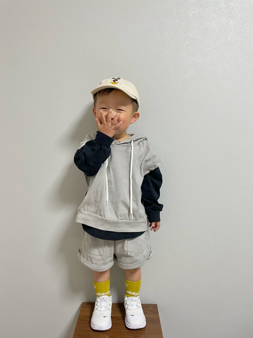 グレー系のスウェット、ブラック系のTシャツ/カットソー、ホワイト系のスニーカーを着用したキッズの春コーディネートの3枚目の写真