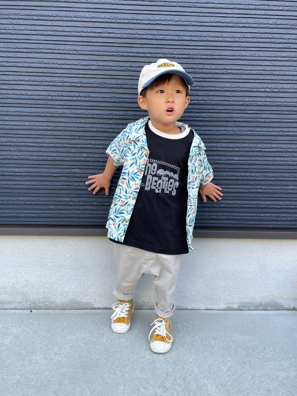 ブラック系のTシャツ/カットソー、グリーン系のシャツ/ブラウス、イエロー系のスニーカーを着用したキッズの春コーディネートの4枚目の写真