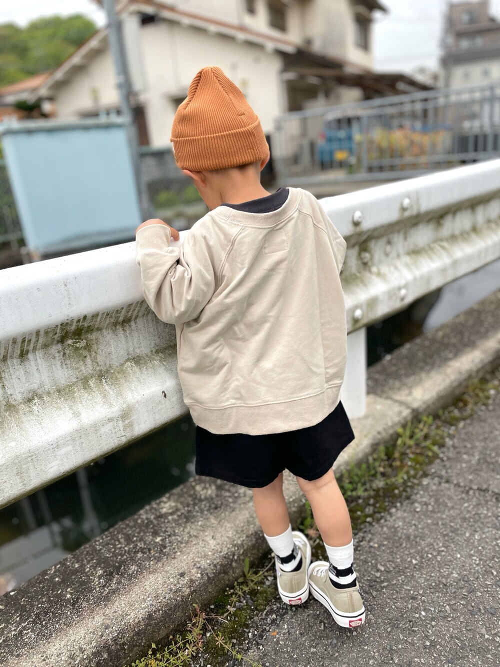 ベージュ系のスウェット、ブラック系のパンツ、ベージュ系のスニーカーを着用したキッズの春コーディネートの4枚目の写真