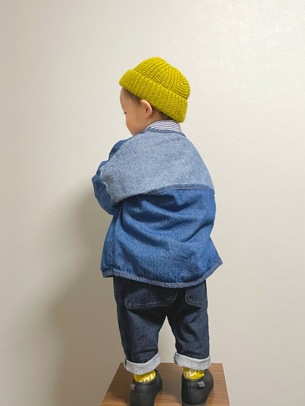 ブルー系のシャツ/ブラウス、ブルー系のデニムジャケット、ホワイト系のTシャツ/カットソーを着用したキッズの冬コーディネートの2枚目の写真