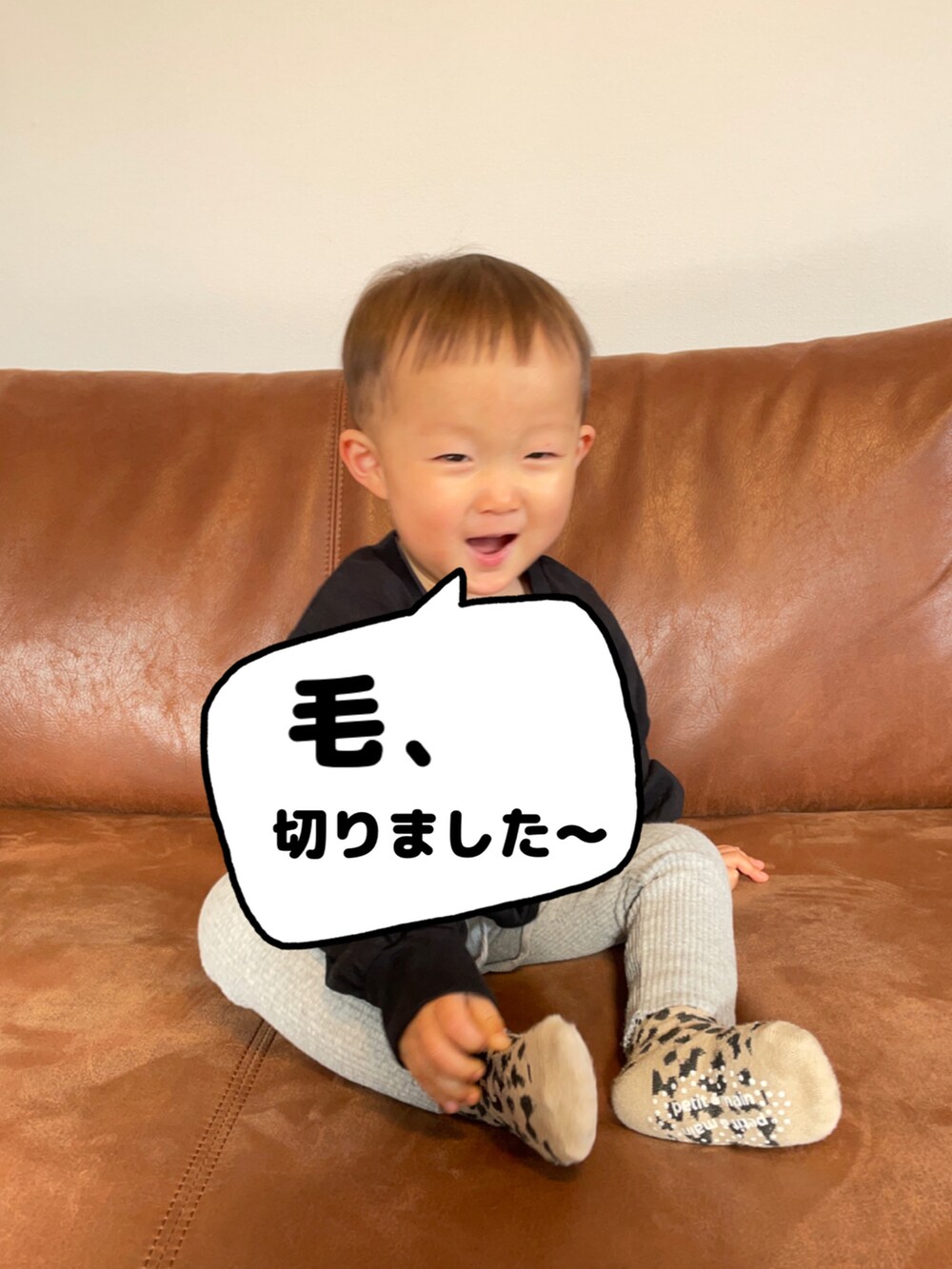 ベージュ系のスウェット、ブラウン系のエコバッグ/サブバッグ、ブラック系のTシャツ/カットソーを着用したキッズの冬コーディネートの5枚目の写真