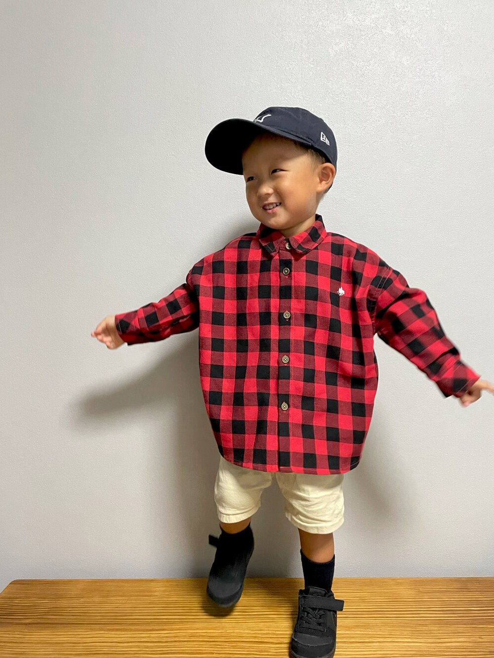 レッド系のシャツ/ブラウス、ベージュ系のその他パンツ、ブラック系のスニーカーを着用したキッズの秋コーディネートの3枚目の写真