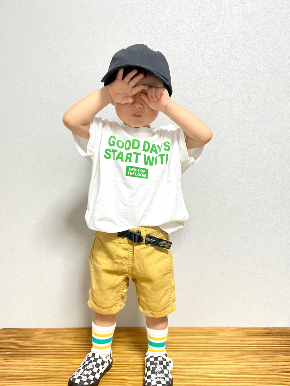 ホワイト系のTシャツ/カットソー、イエロー系のその他パンツ、ブラック系のスリッポンを着用したキッズの春コーディネートの2枚目の写真