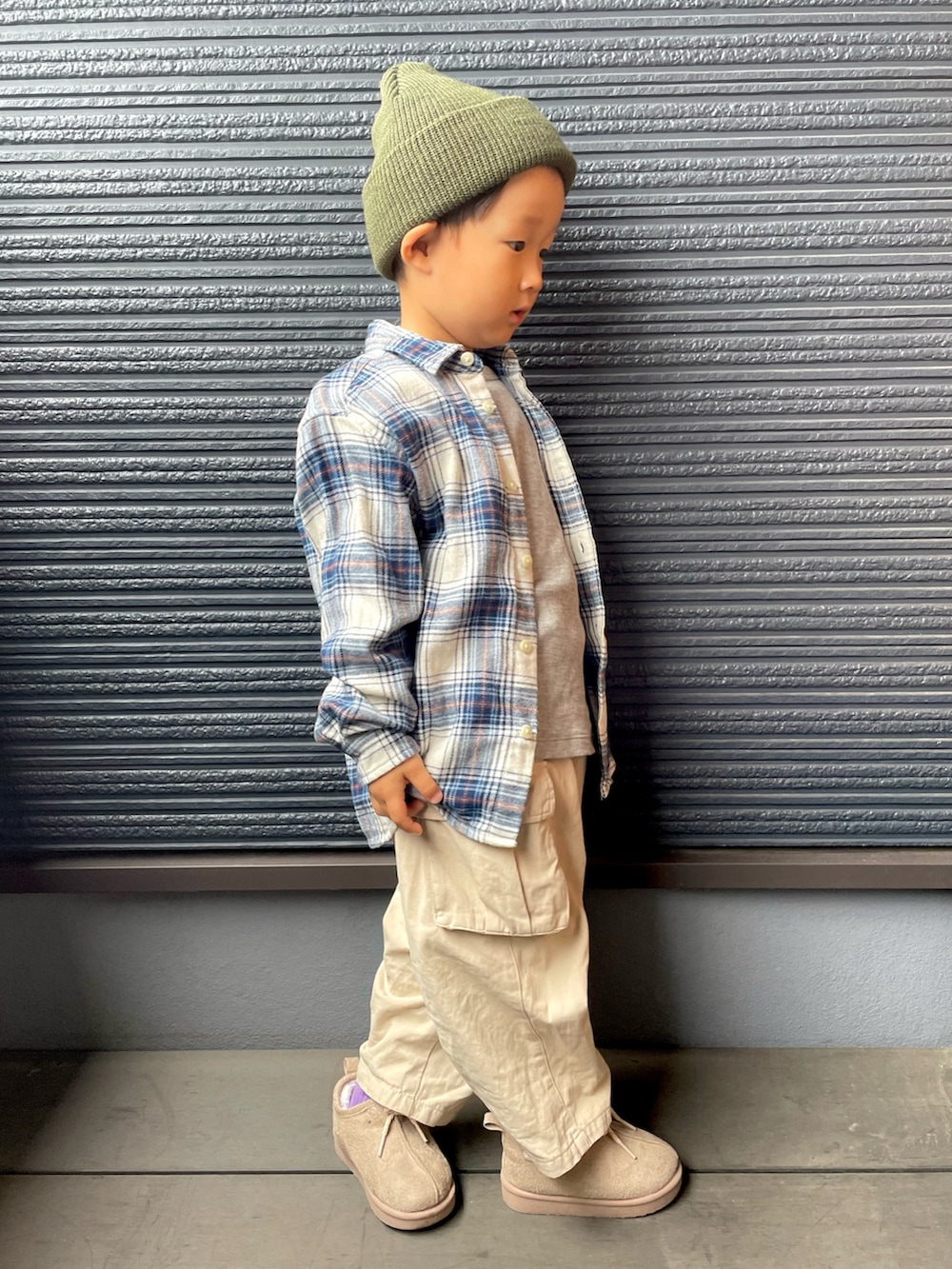 ブルー系のシャツ/ブラウス、グレー系のTシャツ/カットソー、ベージュ系のその他パンツを着用したキッズの秋コーディネートの2枚目の写真