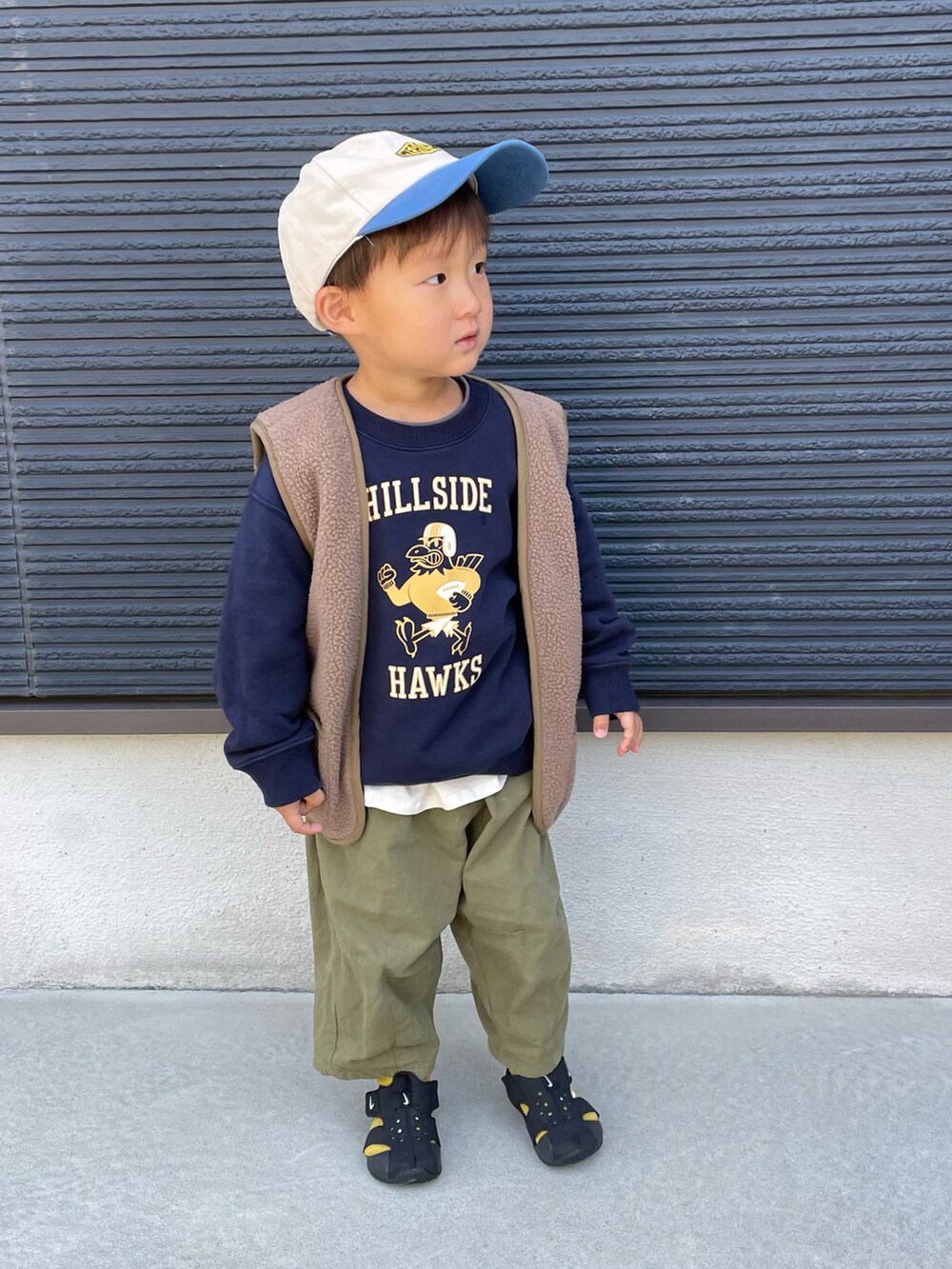 ブルー系のスウェット、グリーン系のその他アウター、グレー系のTシャツ/カットソーを着用したキッズの春コーディネートの3枚目の写真