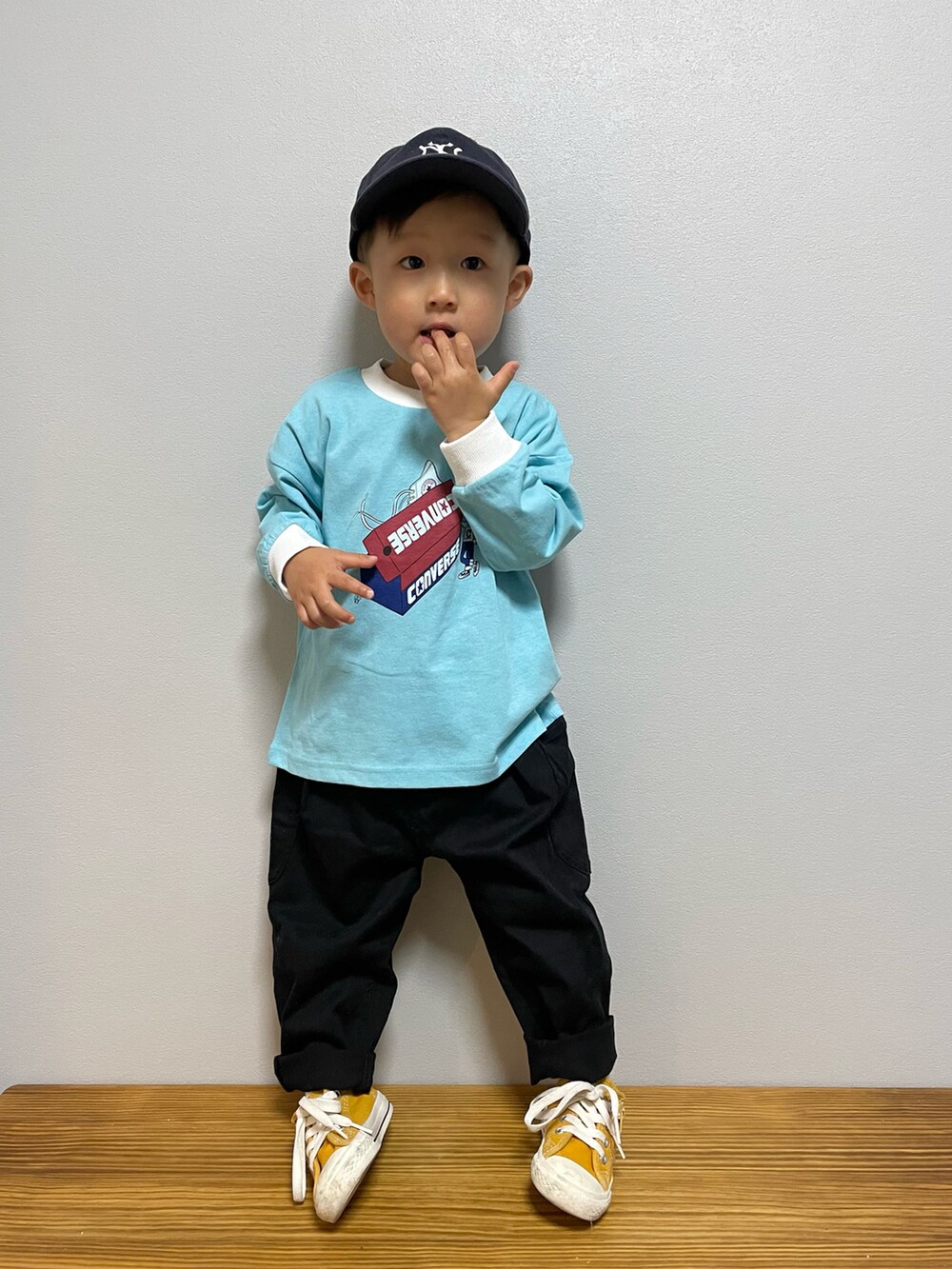 ブルー系のTシャツ/カットソー、ブラック系のその他パンツ、イエロー系のスニーカーを着用したキッズの春コーディネートの2枚目の写真