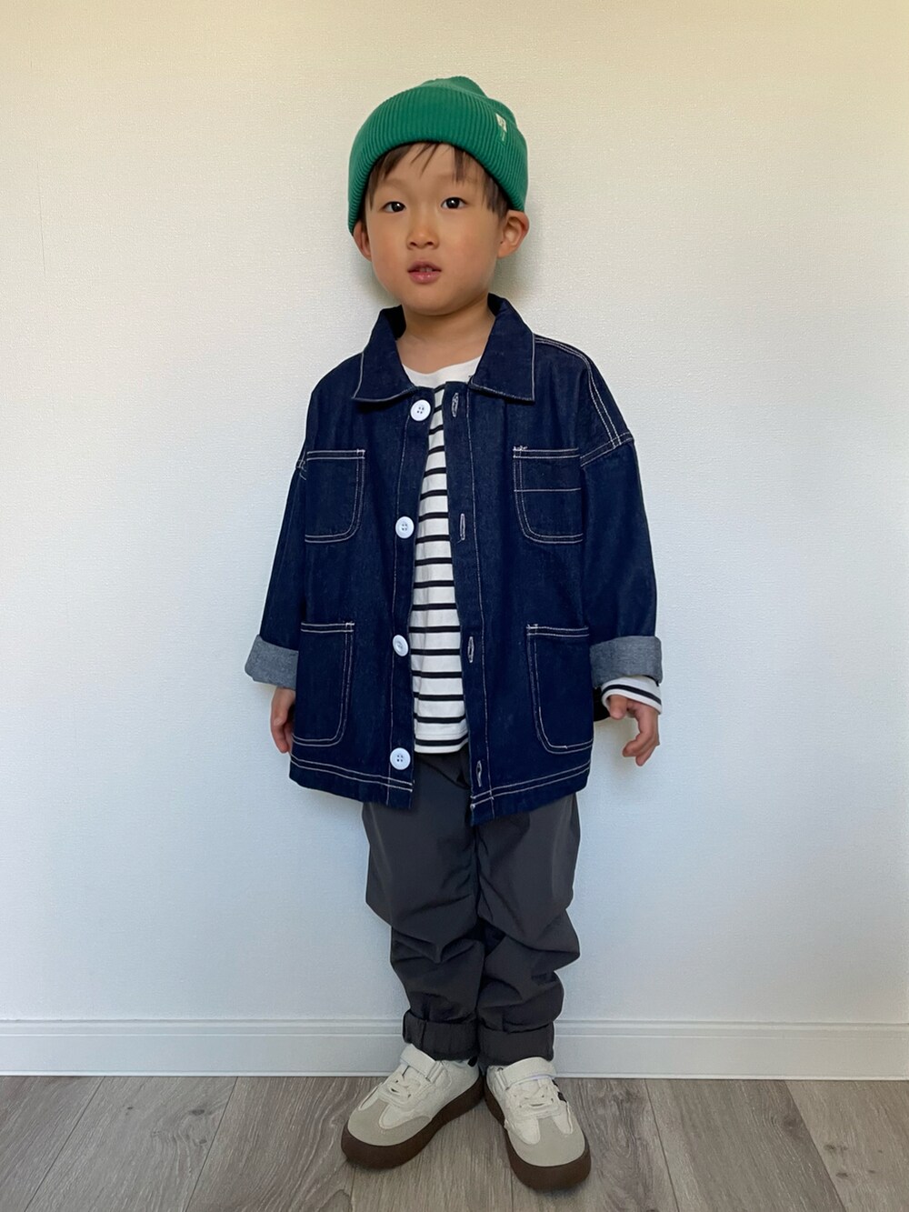 ブルー系のデニムジャケット、ホワイト系のTシャツ/カットソー、グレー系のその他パンツを着用したキッズの冬コーディネートの3枚目の写真