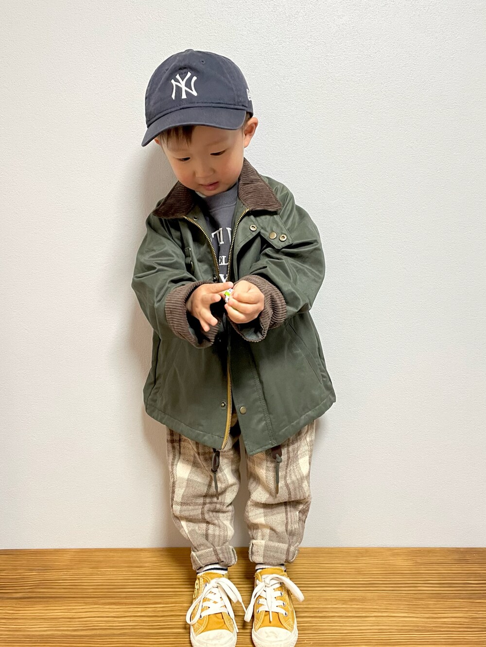 グリーン系のその他アウター、ホワイト系のTシャツ/カットソー、イエロー系のスニーカーを着用したキッズの春コーディネートの2枚目の写真