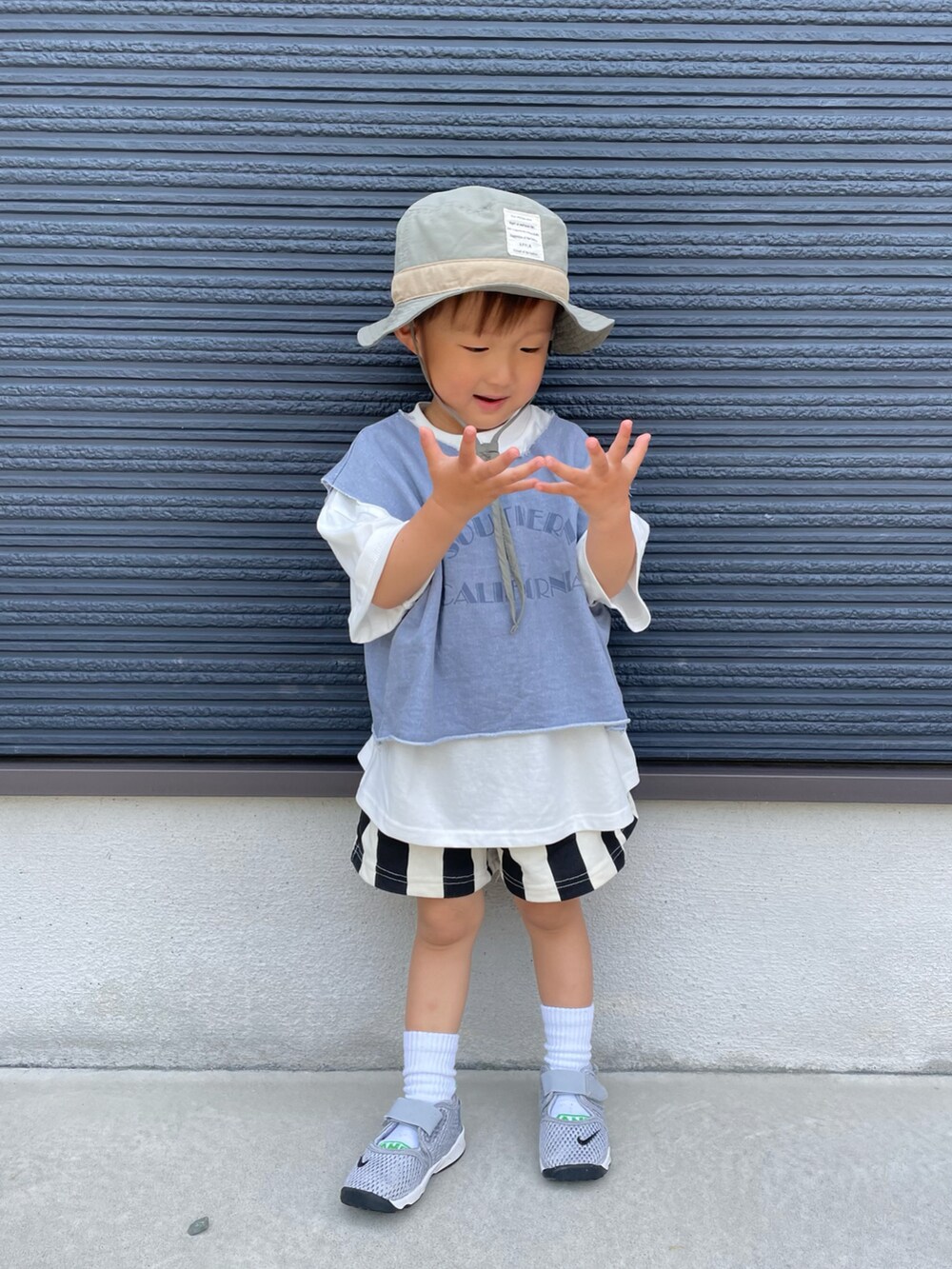 ブルー系のTシャツ/カットソー、ホワイト系のTシャツ/カットソー、ブラック系のその他パンツを着用したキッズの春コーディネートの3枚目の写真
