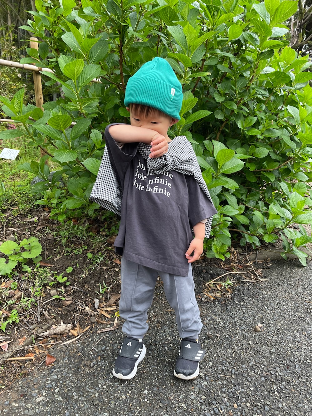 ブラック系のシャツ/ブラウス、グレー系のTシャツ/カットソー、ブラック系のスニーカーを着用したキッズの春コーディネートの4枚目の写真