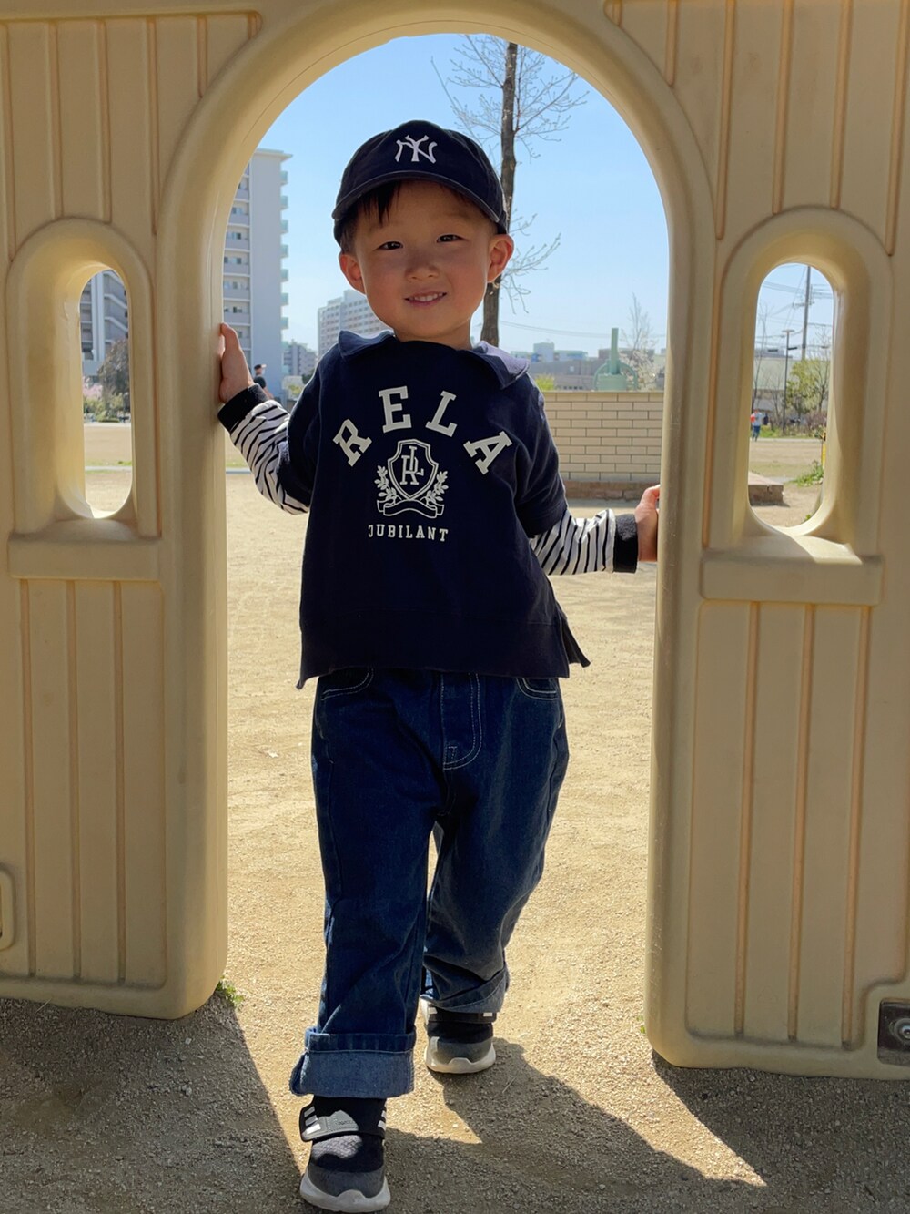 ブルー系のスウェット、ブラック系のTシャツ/カットソー、ブルー系のデニムパンツを着用したキッズの春コーディネートの4枚目の写真