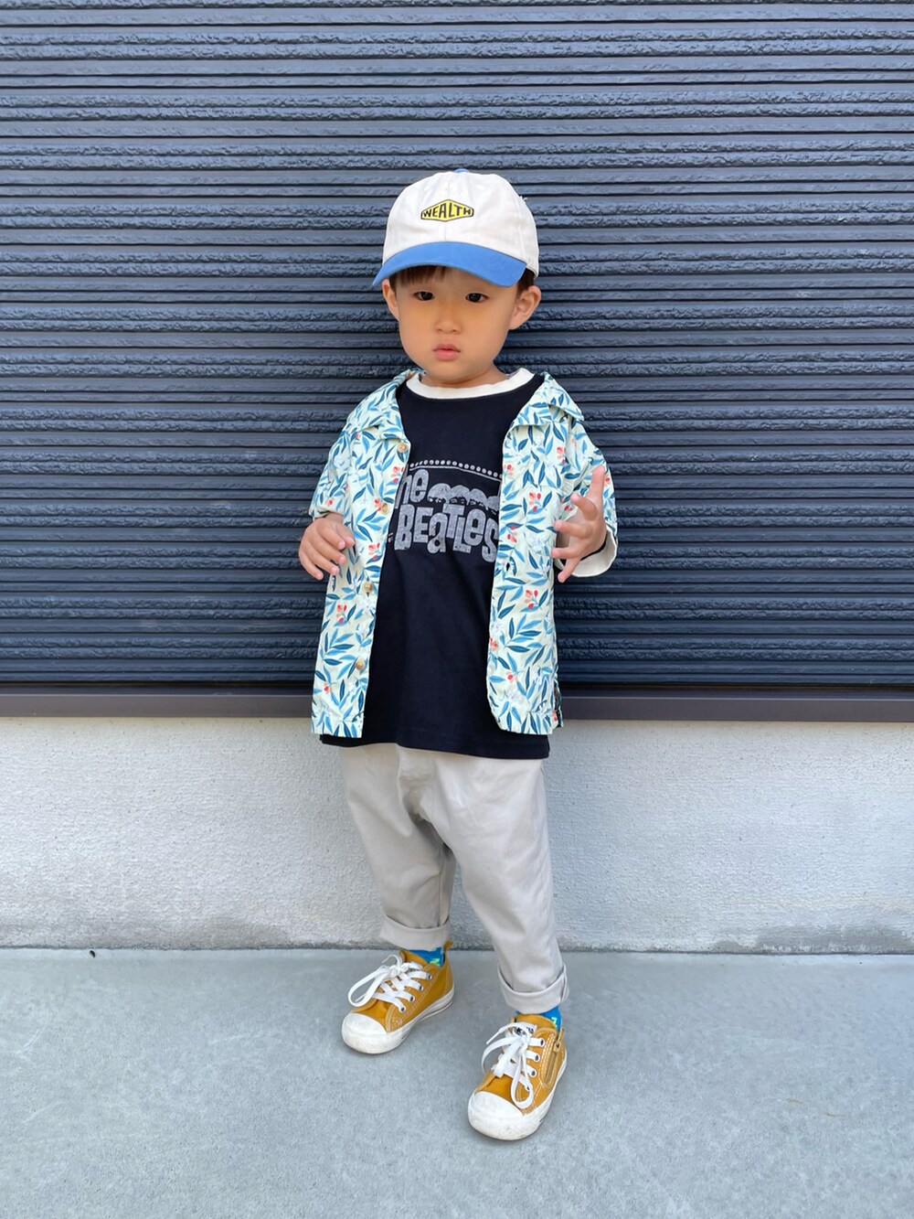 ブラック系のTシャツ/カットソー、グリーン系のシャツ/ブラウス、イエロー系のスニーカーを着用したキッズの春コーディネートの3枚目の写真