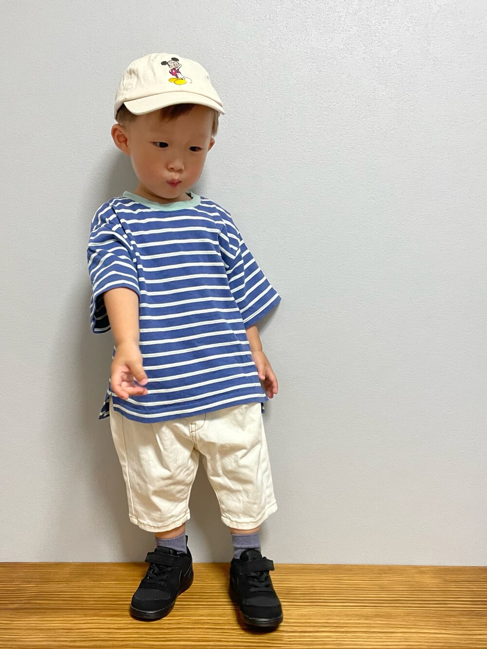 ブルー系のTシャツ/カットソー、ホワイト系のパンツ、ブラック系のスニーカーを着用したキッズの夏コーディネートの2枚目の写真