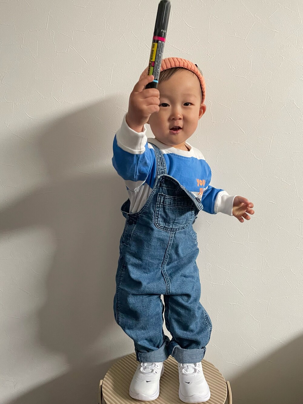 ホワイト系のTシャツ/カットソー、ブルー系のサロペット/オーバーオール、ホワイト系のスニーカーを着用したキッズの春コーディネートの4枚目の写真