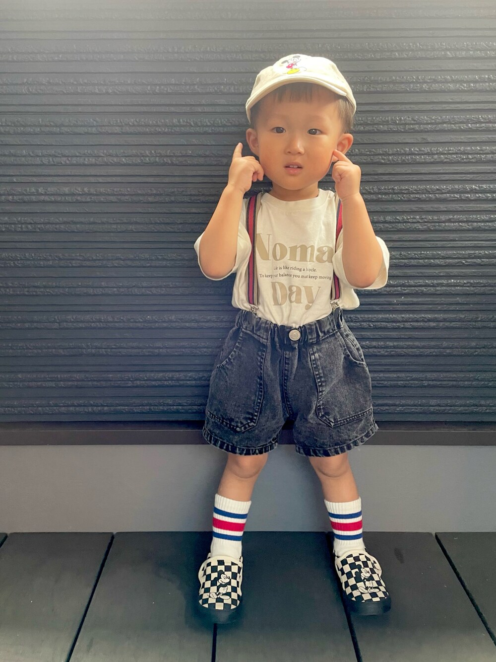 ベージュ系のTシャツ/カットソー、ブラック系のその他パンツ、ブラック系のスリッポンを着用したキッズの夏コーディネートの3枚目の写真