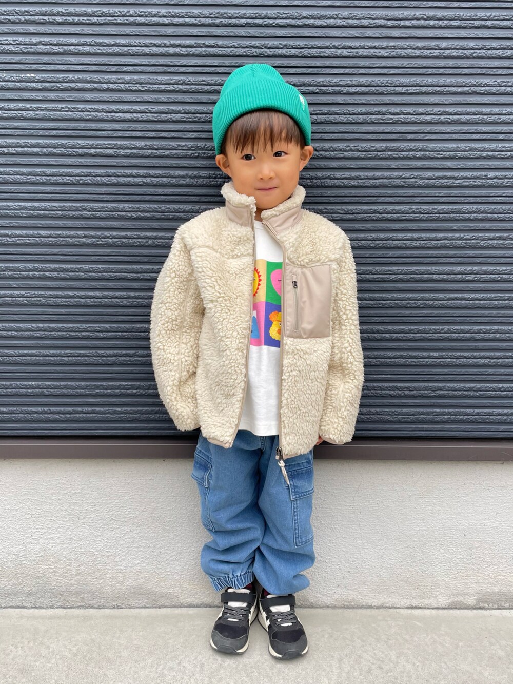 「ニット帽、ジャケット、フリース、ロンT、カーゴパンツ、デニム、デニムパンツ、スニーカー、ストリート、冬コーデ、秋冬コーデ、アウター」｜「ZARA KIDSのアイテム（ニットキャップ/ビーニー、グリーン系）」を使った、ＯＴＯ ☺︎ ‬ＲＩＲＩさん（キッズ・90cm）の冬コーディネートの2枚目の写真