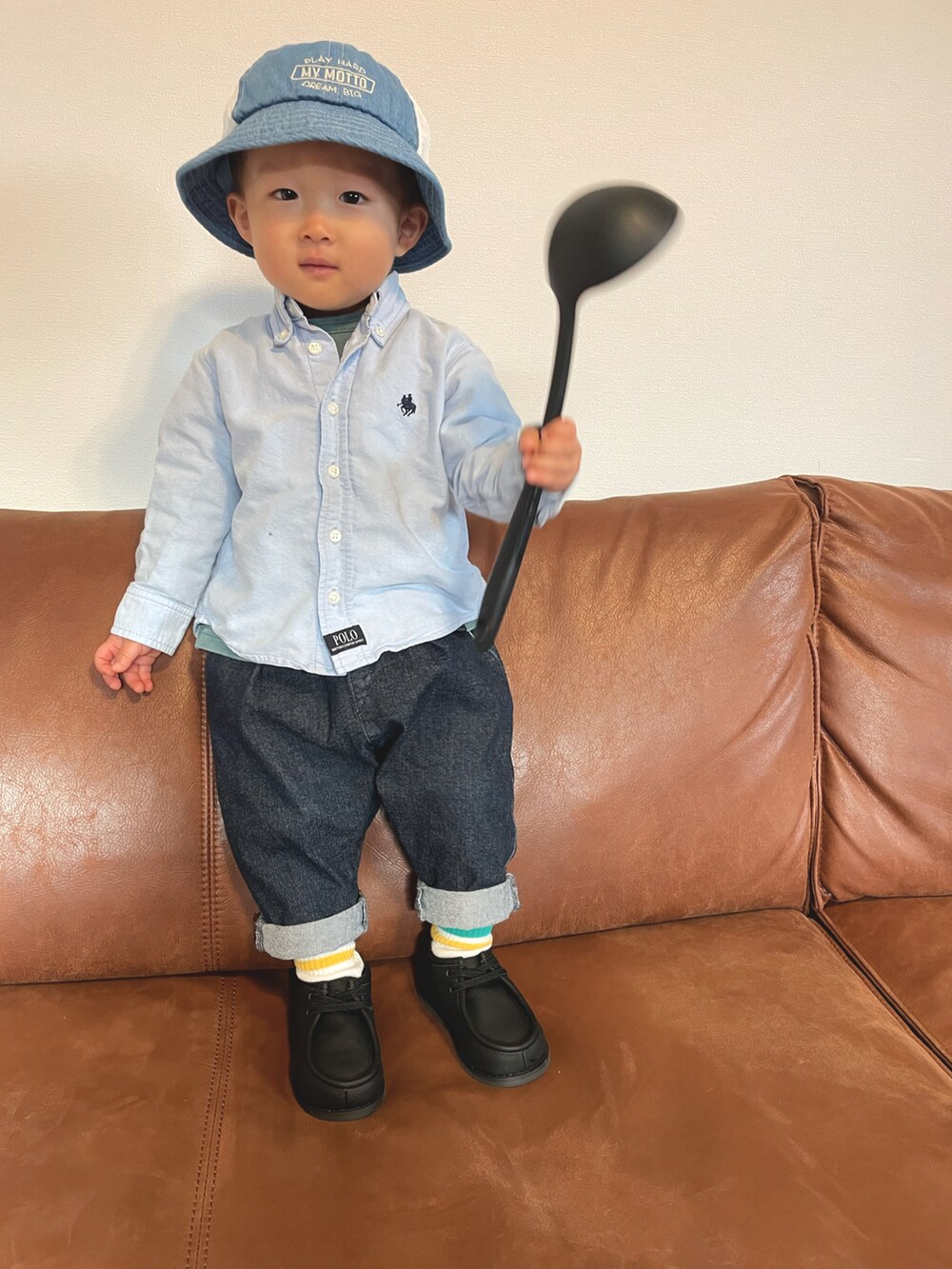 グリーン系のTシャツ/カットソー、ブルー系のシャツ/ブラウス、ブルー系のその他パンツを着用したキッズの冬コーディネートの4枚目の写真