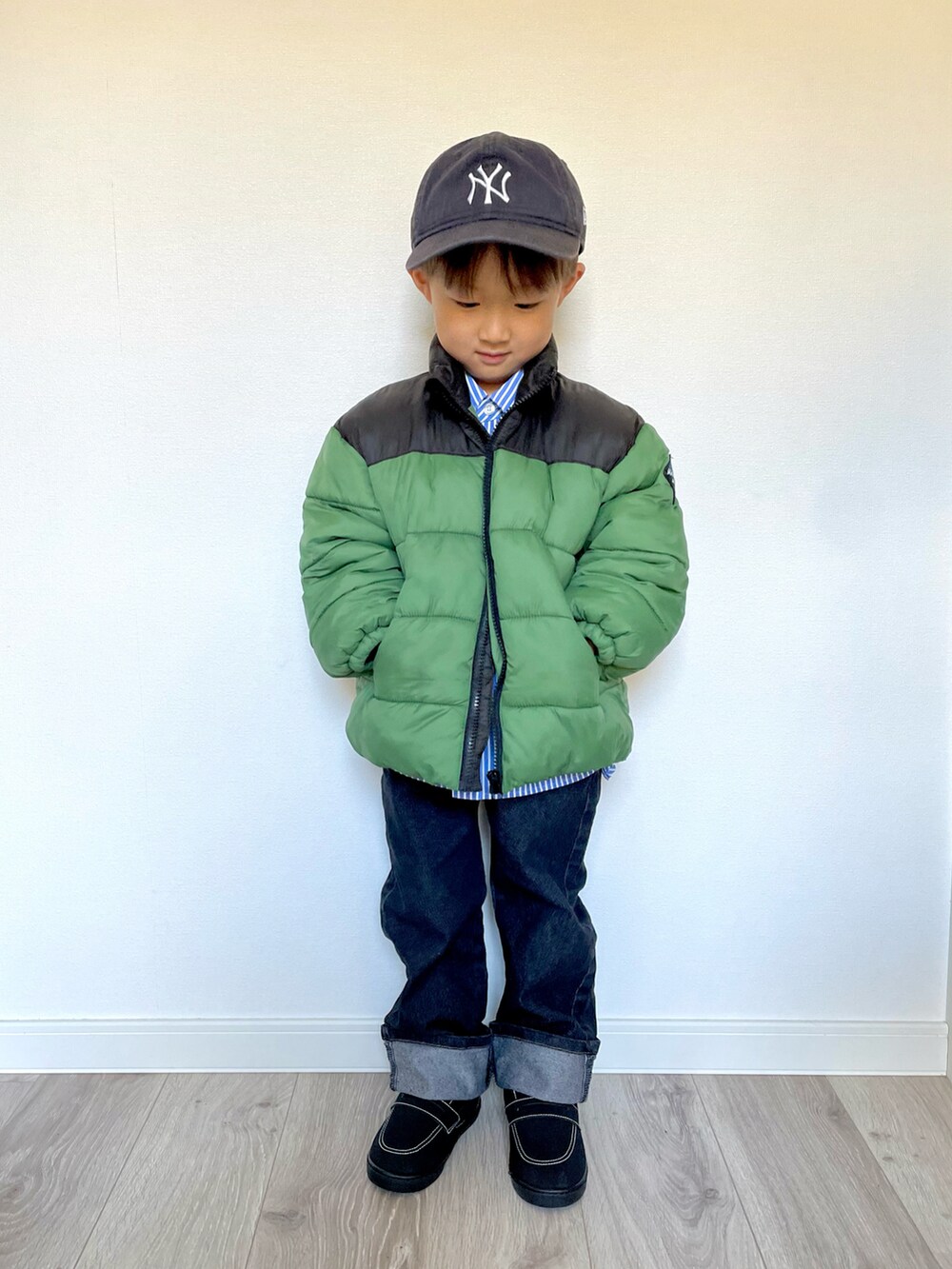 ブルー系のシャツ/ブラウス、ブルー系のデニムパンツ、ブラック系のシューズを着用したキッズの冬コーディネートの2枚目の写真