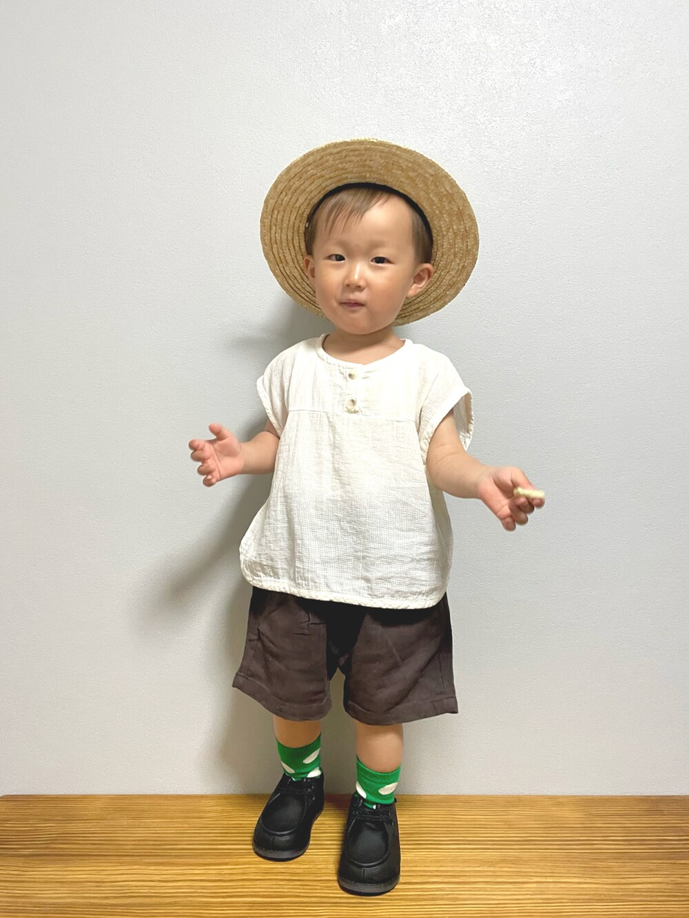 ホワイト系のシャツ/ブラウス、グレー系のその他パンツ、ブラック系のブーツを着用したキッズの春コーディネートの3枚目の写真