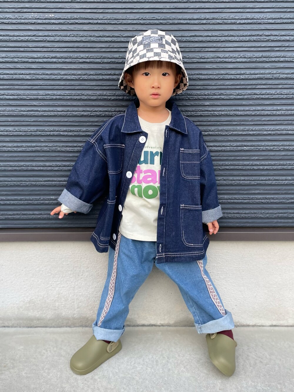 ブルー系のデニムジャケット、その他のTシャツ/カットソー、ブルー系のデニムパンツを着用したキッズの秋コーディネートの4枚目の写真