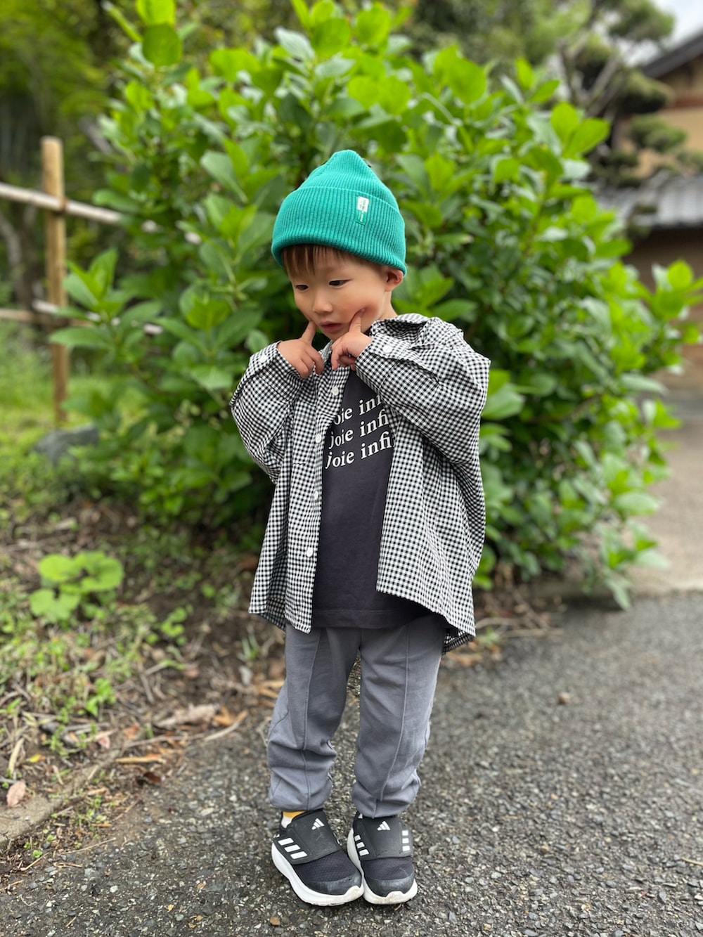 ブラック系のシャツ/ブラウス、グレー系のTシャツ/カットソー、ブラック系のスニーカーを着用したキッズの春コーディネートの2枚目の写真