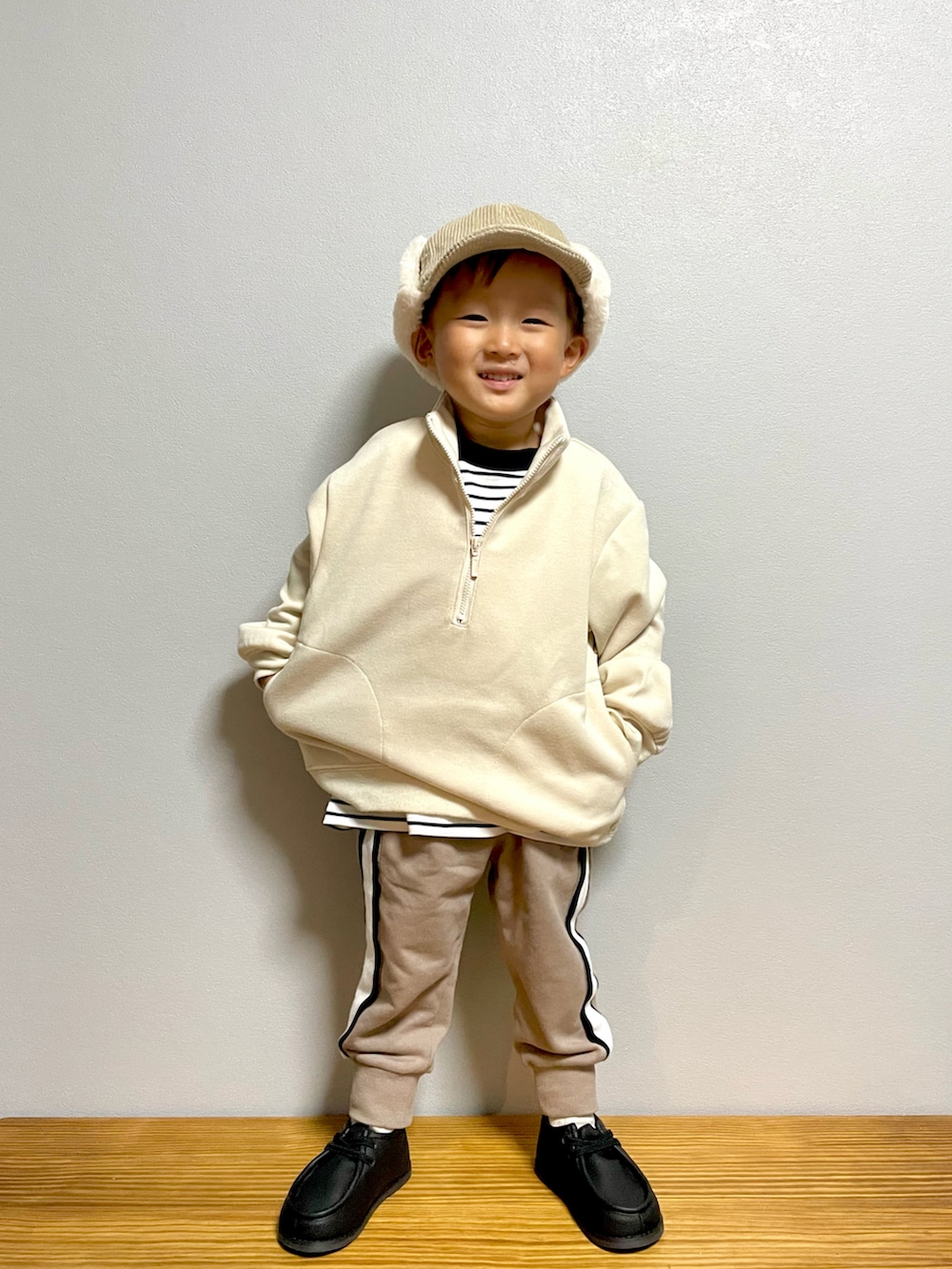 ホワイト系のスウェット、ブラック系のTシャツ/カットソー、ベージュ系のその他パンツを着用したキッズの秋コーディネートの2枚目の写真